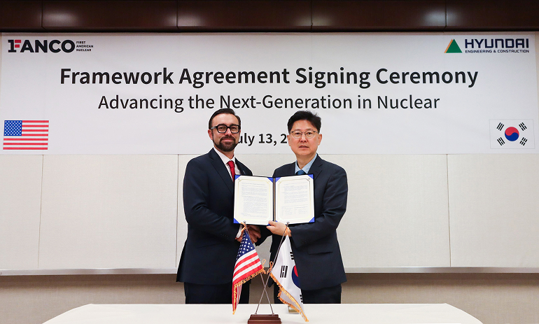 13일(현지 시간) 미국 뉴욕에서 열린 협약식에서 현대건설 NewEnergy사업부 최영 전무(오른쪽)와 FANCO 마이크 라인보스 CEO가 협약서에 서명 후 기념사진을 촬영하고 있다.